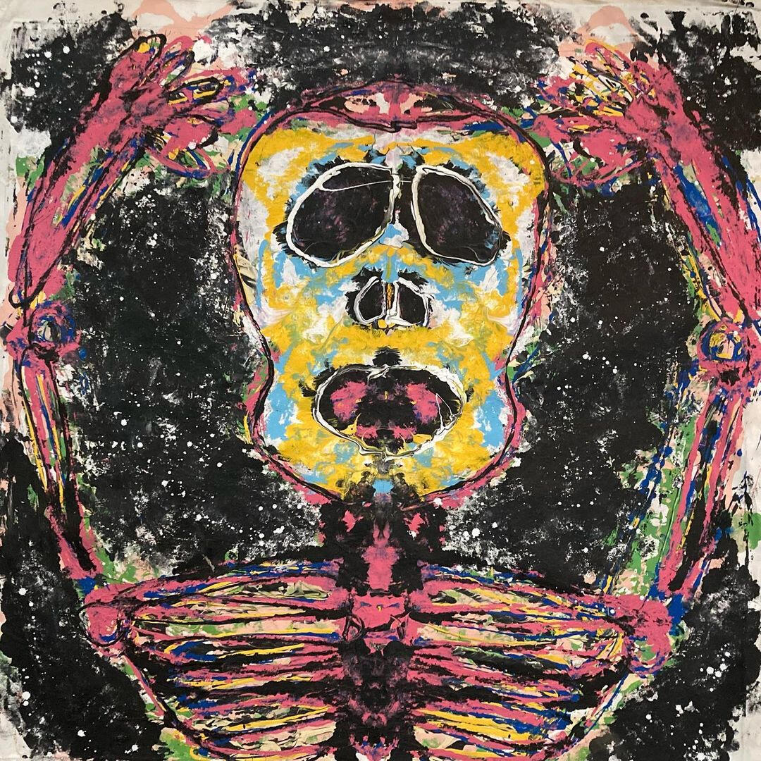 Calaca rosa queriendo asustar